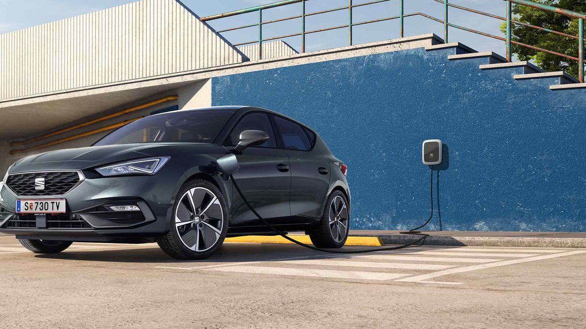 Aufladen des Seat Leon e-HYBRID mit einer Wallbox auf einem öffentlichen Parkplatz