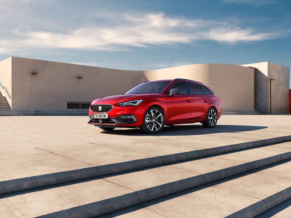 Seitliche Frontansicht eines roten SEAT Leon SP Kombi