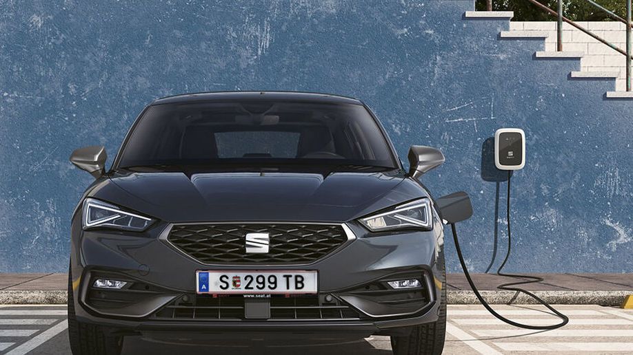 Ein SEAT Leon Plug-in Hybrid beim Laden an einer Wallbox