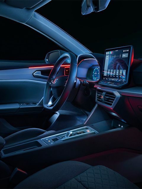 Innenansicht des SEAT Leon mit Blick auf Armaturenbrett und Ambientebeleuchtung