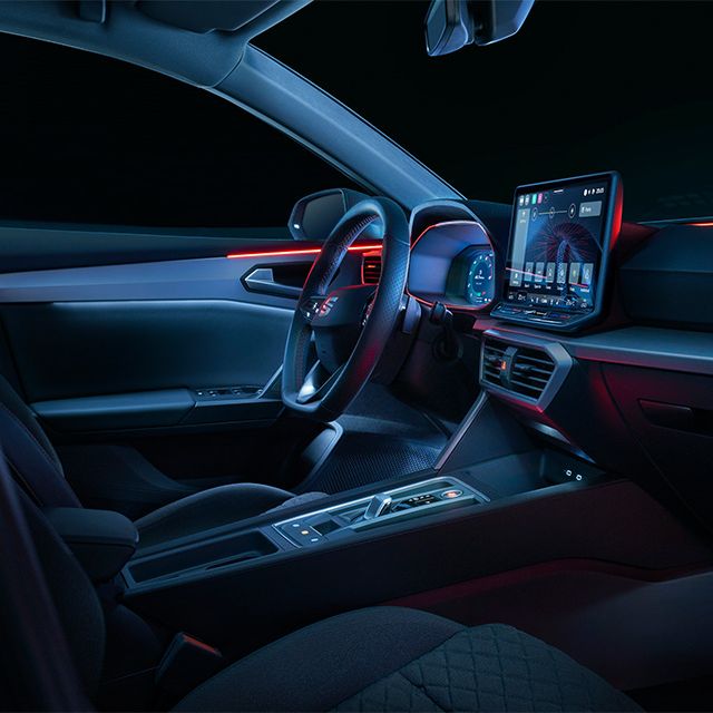 Innenansicht des SEAT Leon mit Blick auf Armaturenbrett und Ambientebeleuchtung