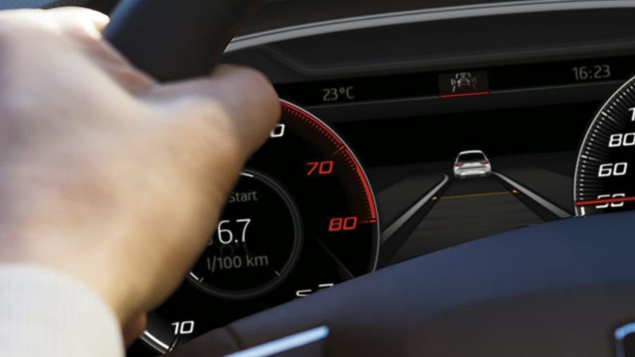 Detailaufnahme von einem SEAT Digitalen Cockpit 
