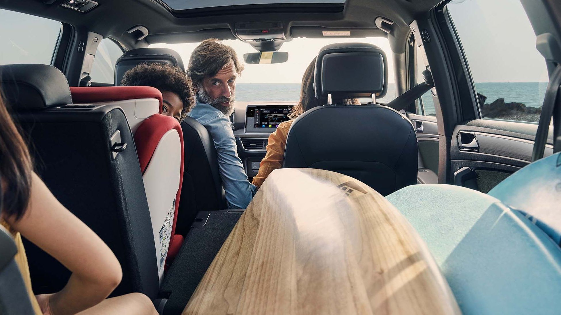 SEAT Tarraco Familienauto-Innenansicht mit Familie
