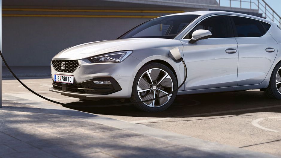 Der SEAT Leon Hybrid wird an einer Elektroladestation geladen