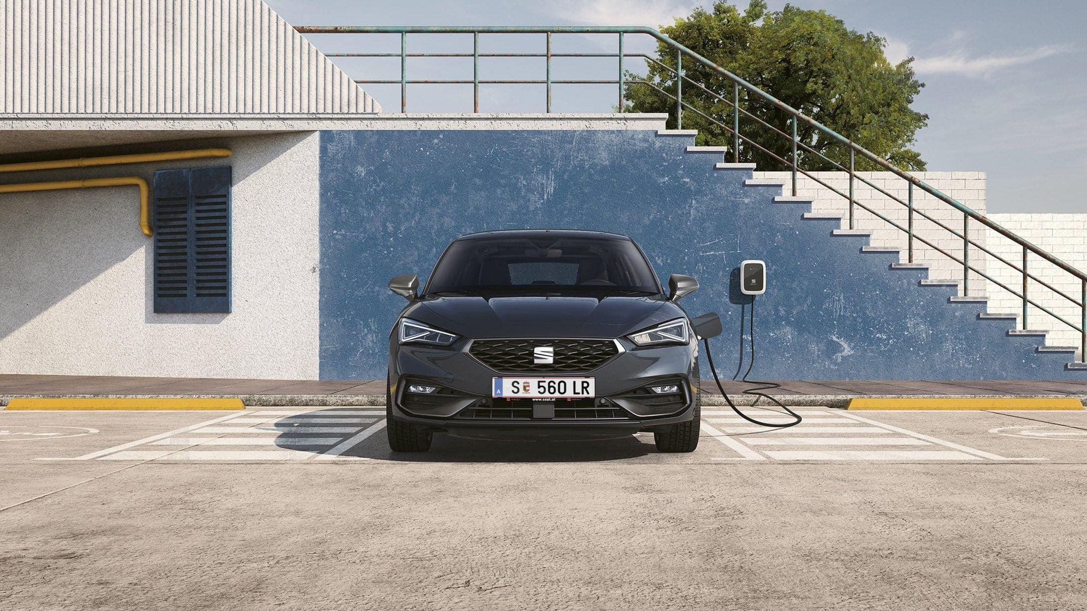 Der SEAT Leon Hybrid wird an einer Elektroladestation geladen