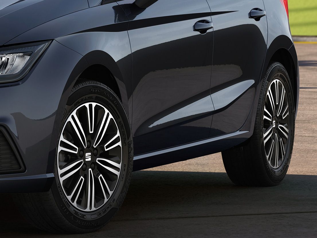 Seat Ibiza Style in der Farbe Magnetic Tech mit Leichtmetallrädern in Brilliant Silber.