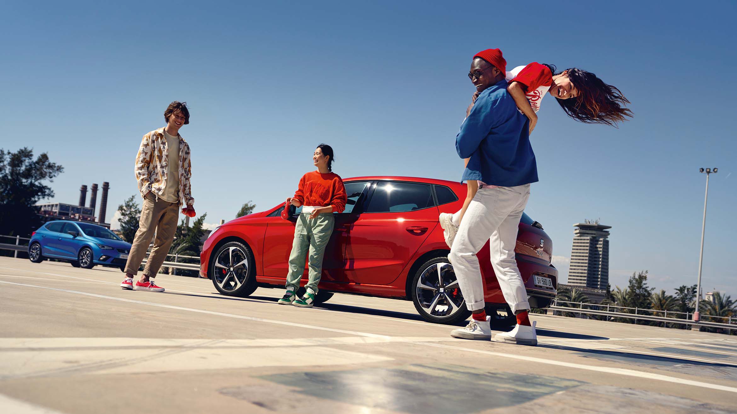 Freunde stehen vor einem roten SEAT Ibiza