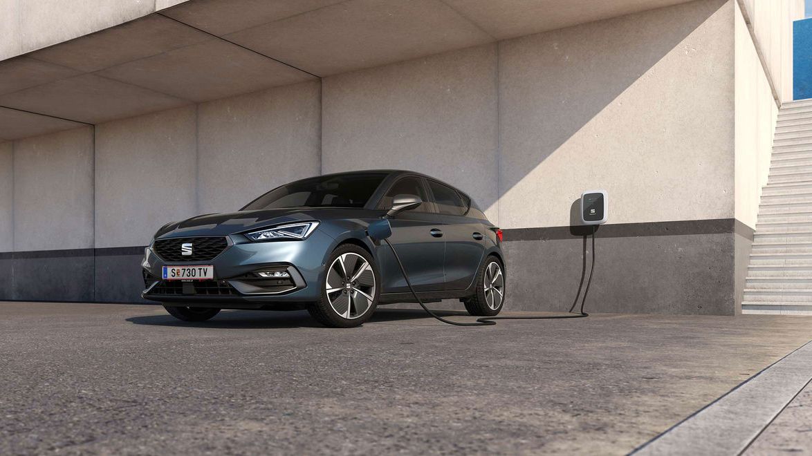 Seat Leon e-HYBRID wird mit einer Wallbox aufgeladen, welche im Außenbereich installiert wurde