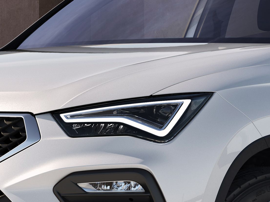 Weißer SEAT Ateca Style mit Voll-LED Scheinwerfern