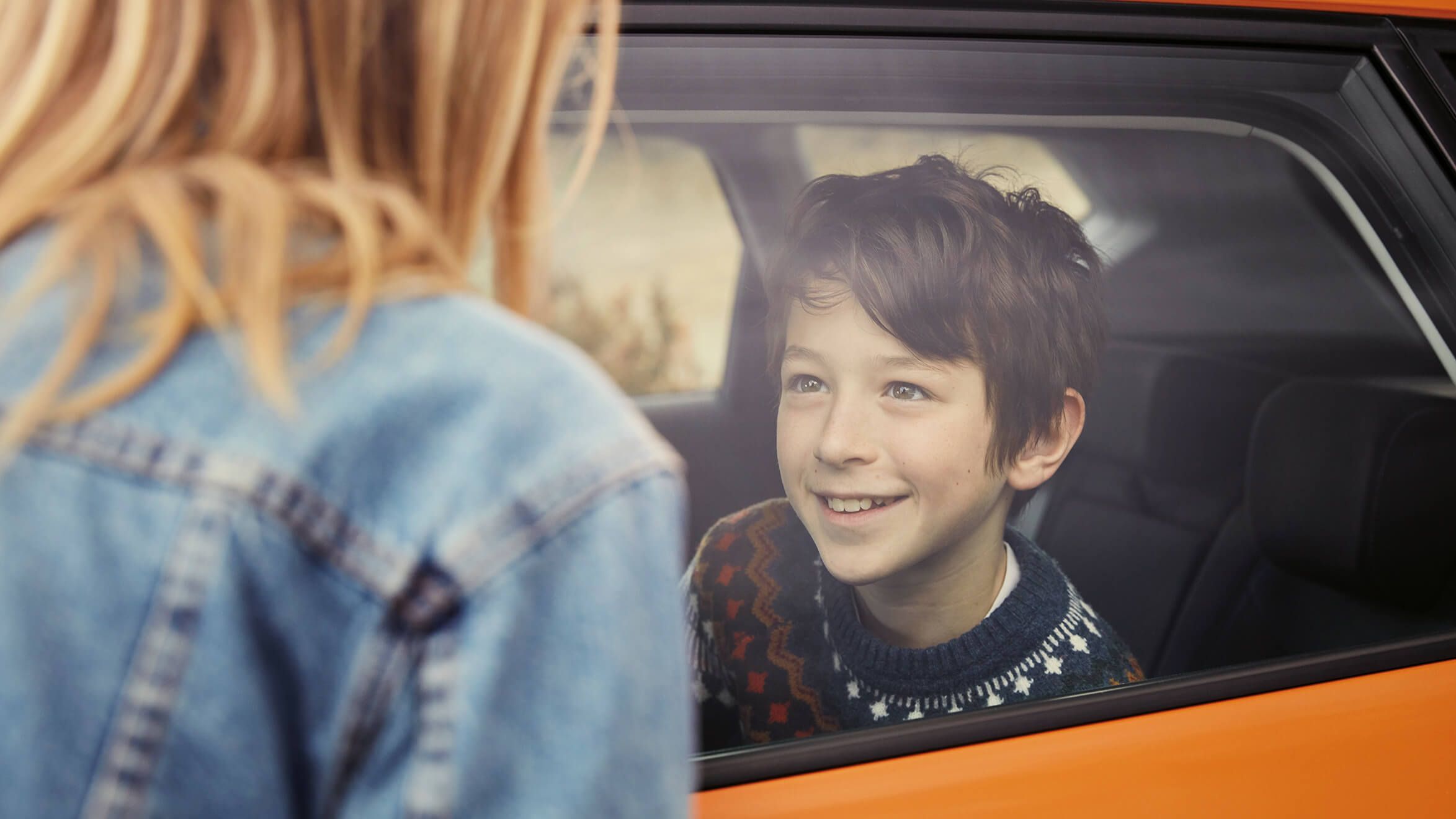 Extensão de Garantia SEAT – criança olha para uma mulher de dentro de um carro