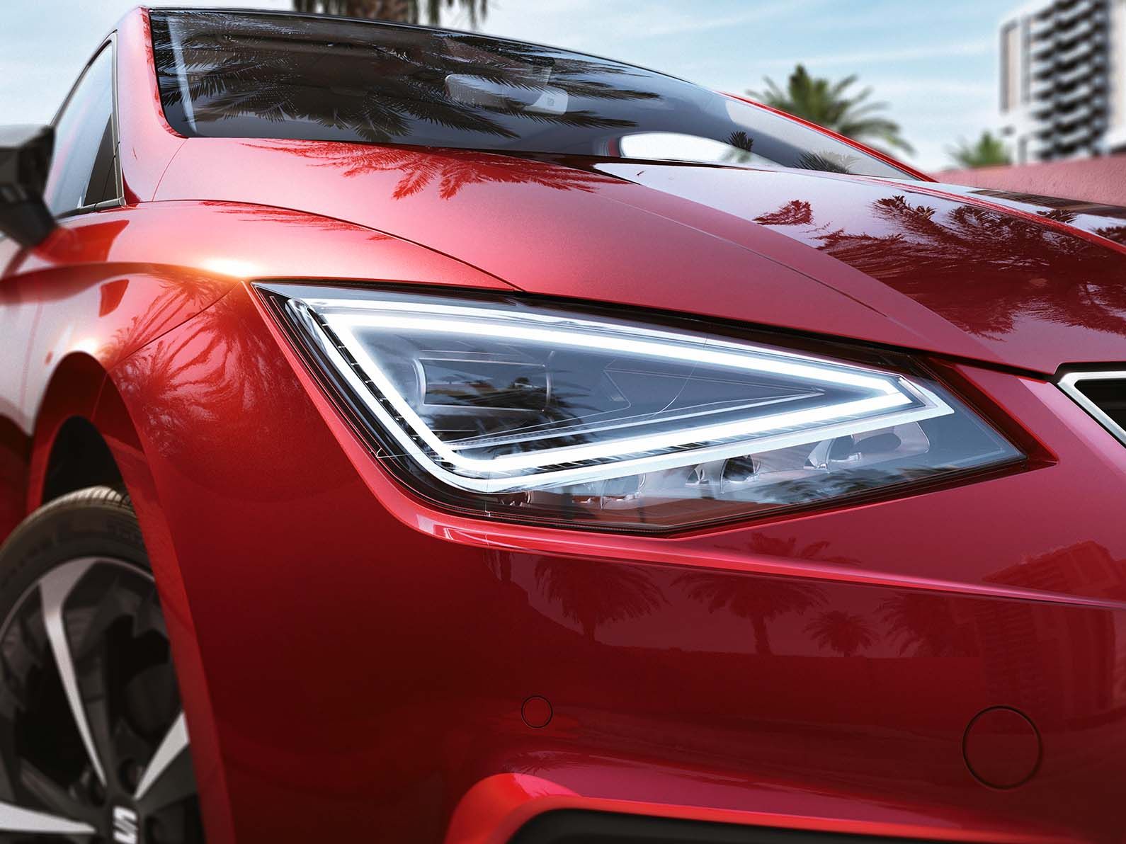 Detailansicht eines roten SEAT Ibiza mit LED-Scheinwerfer