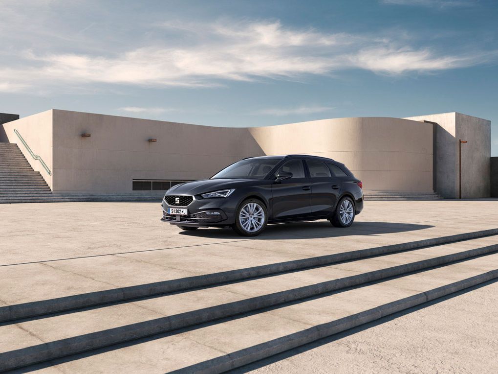 Der SEAT Leon SP Kombi Style mit einem anspruchsvollen Exterieur, eleganten Leichtmetallrädern und getönten Heckscheiben. 