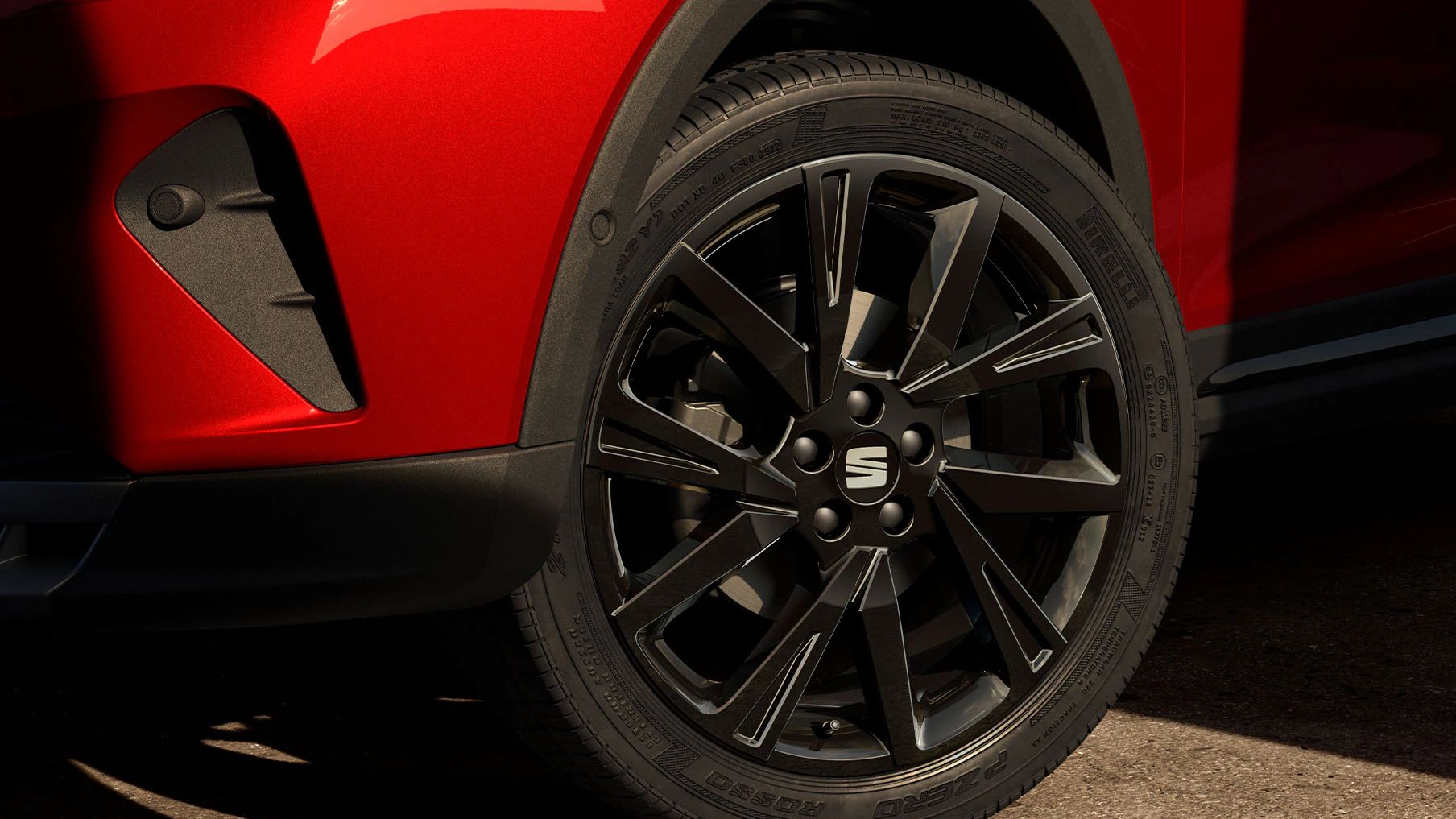 SEAT Arona FR in Desire Red mit schwarzem Dach und sportlichen Leichtmetallrädern