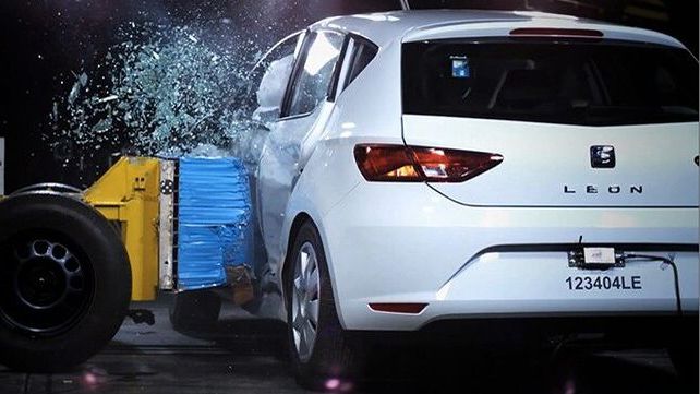 Zu sehen ist ein weißer SEAT Leon bei einem Crash-Test