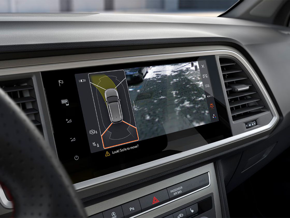  Detailansicht des 9,2'' Navi-Systems mit Rückfahrkamera im SEAT Ateca