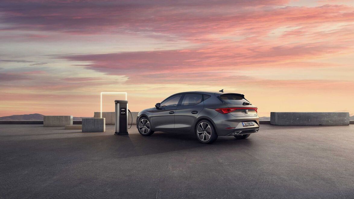 Der SEAT Leon Hybrid 5-Türer wird an einer Elektroladestation geladen