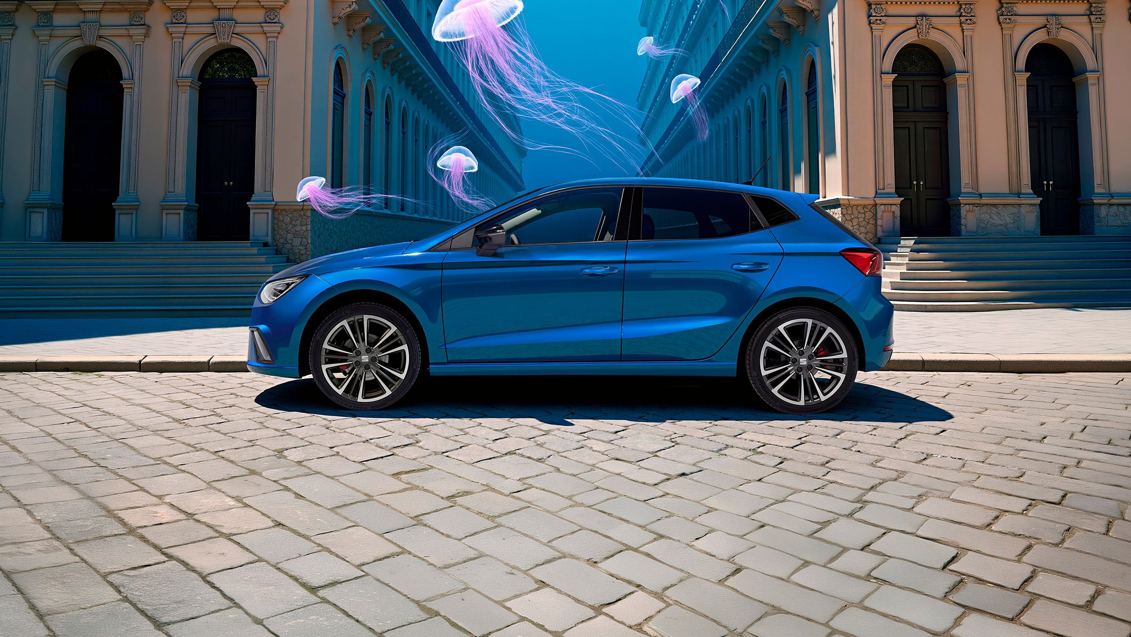 Der SEAT Ibiza auf der Straße in blau mit blauem Wasser und Quallen zwischen den Gebäuden. 
