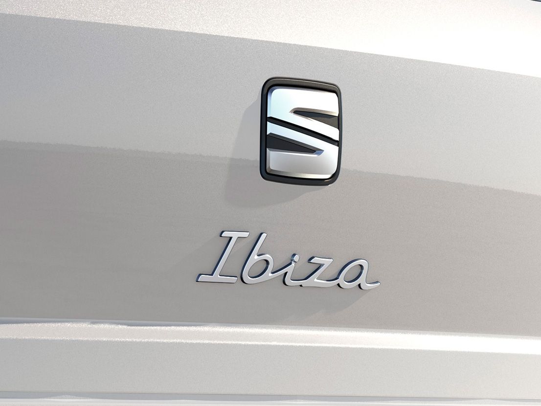SEAT Ibiza Reference in weiß Detailansicht Logo