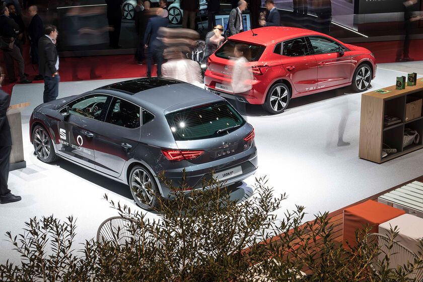 Messestand wo zwei Autos präsentiert werden 