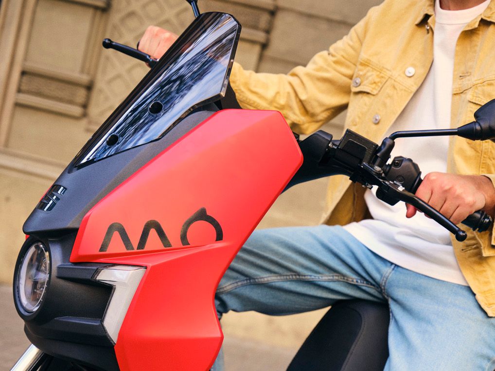 Detailansicht eines SEAT MO 125 in Emotion Red.