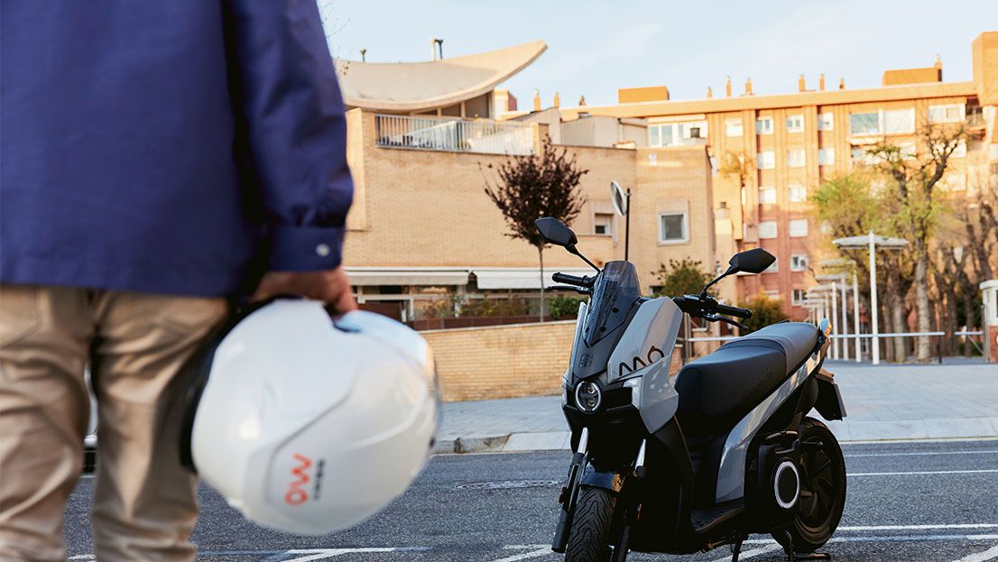 Ein SEAT MÓ 50 steht auf einem Parkplatz