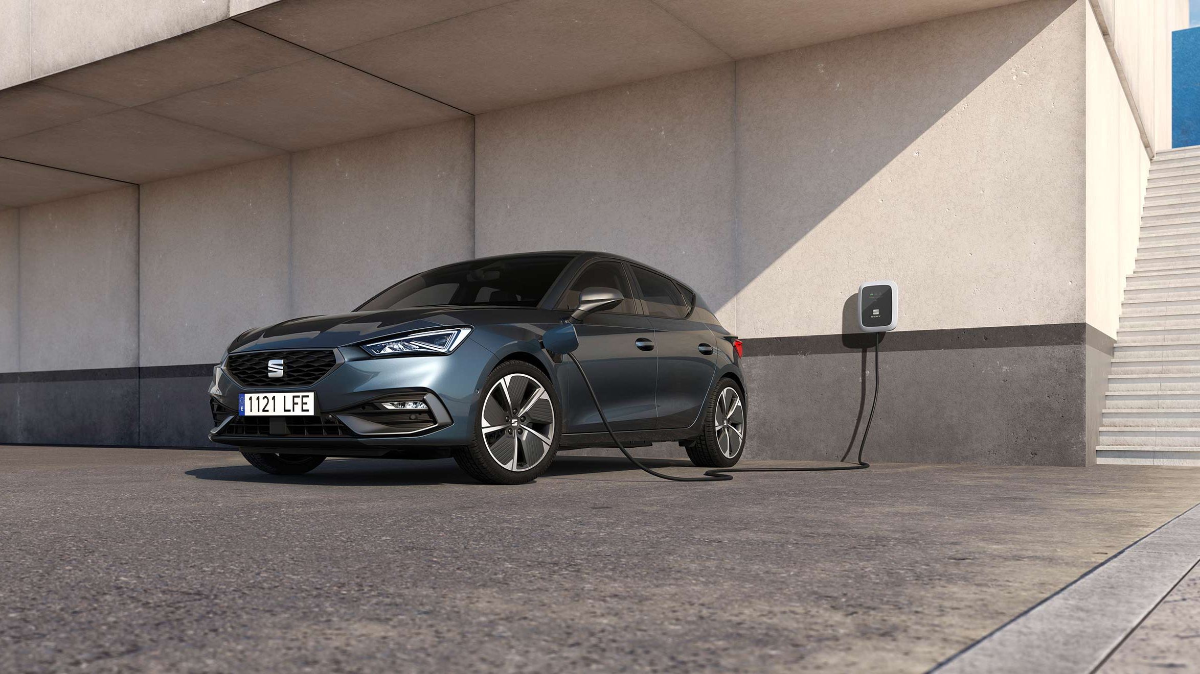 Seat Leon e-HYBRID wird mit einer Wallbox aufgeladen, welche im Außenbereich installiert wurde