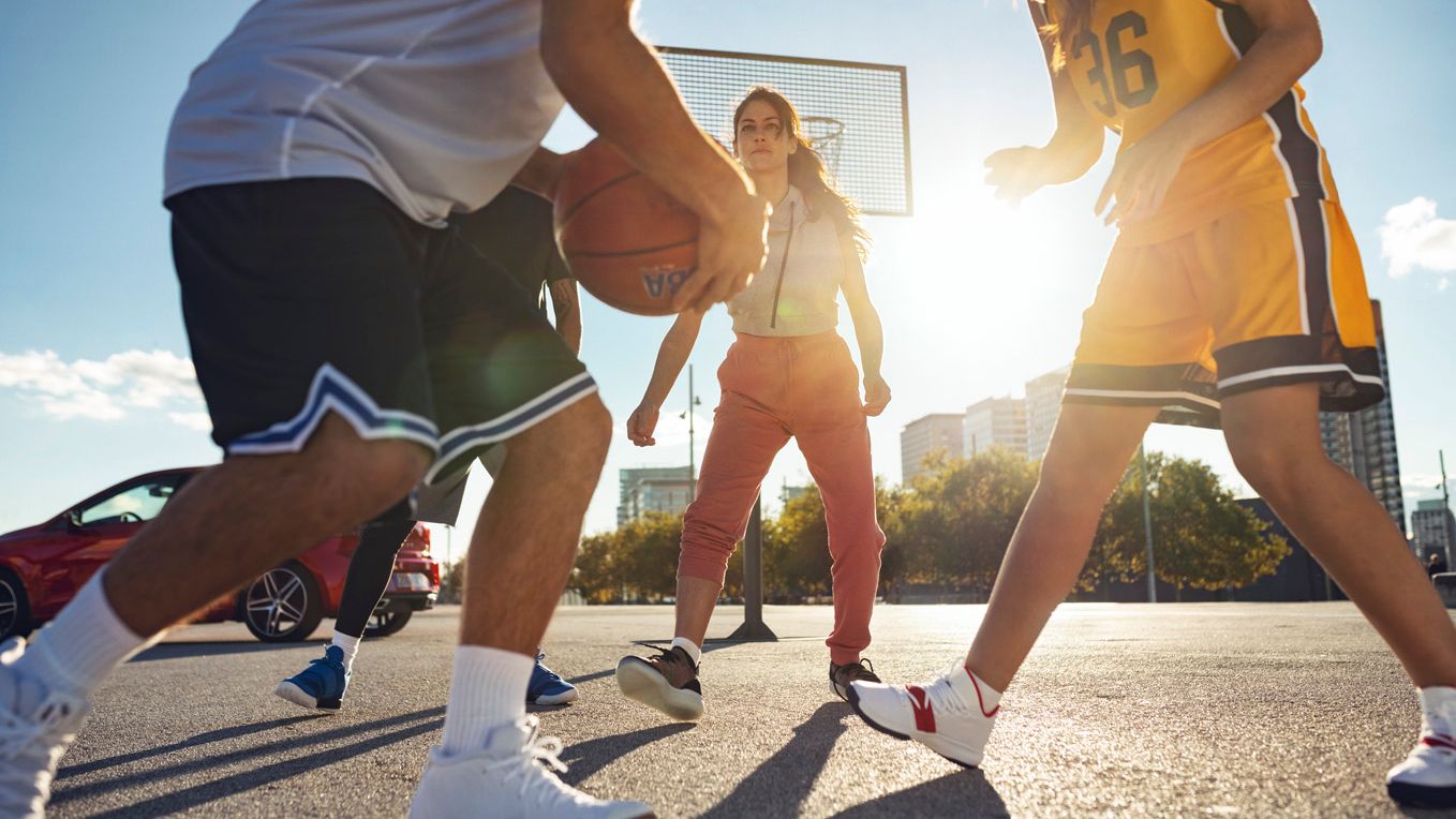 Jugendliche beim Basketballspiel-SEAT Imagebild