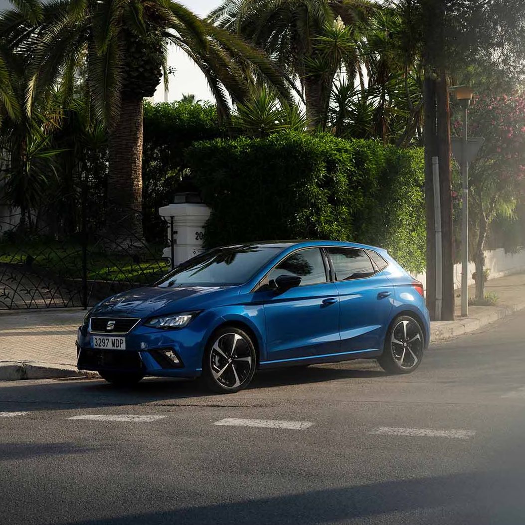 mulher a caminhar junto ao SEAT Ibiza