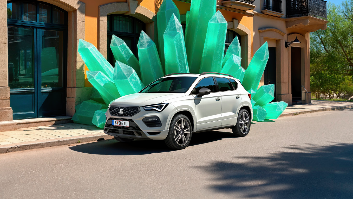 Der SEAT Ateca Seitenansicht in weiß vor grünen Kristallen und Gebäude im Hintergrund.
